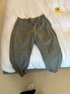 lululemon athletica women’s Olive Drawstring Joggers